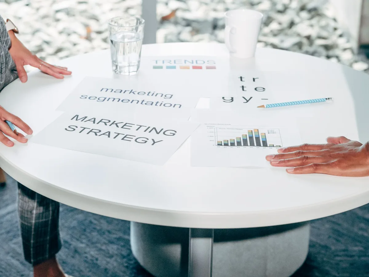 Équipe en réunion stratégique autour d'une analyse concurrentielle sectorielle