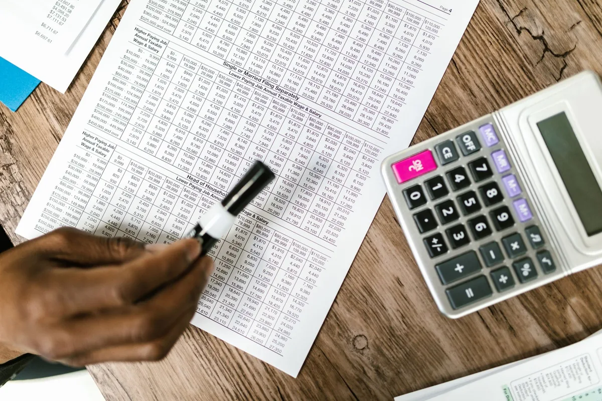 Comptable analysant un tableau d'amortissement d'immobilisations en entreprise