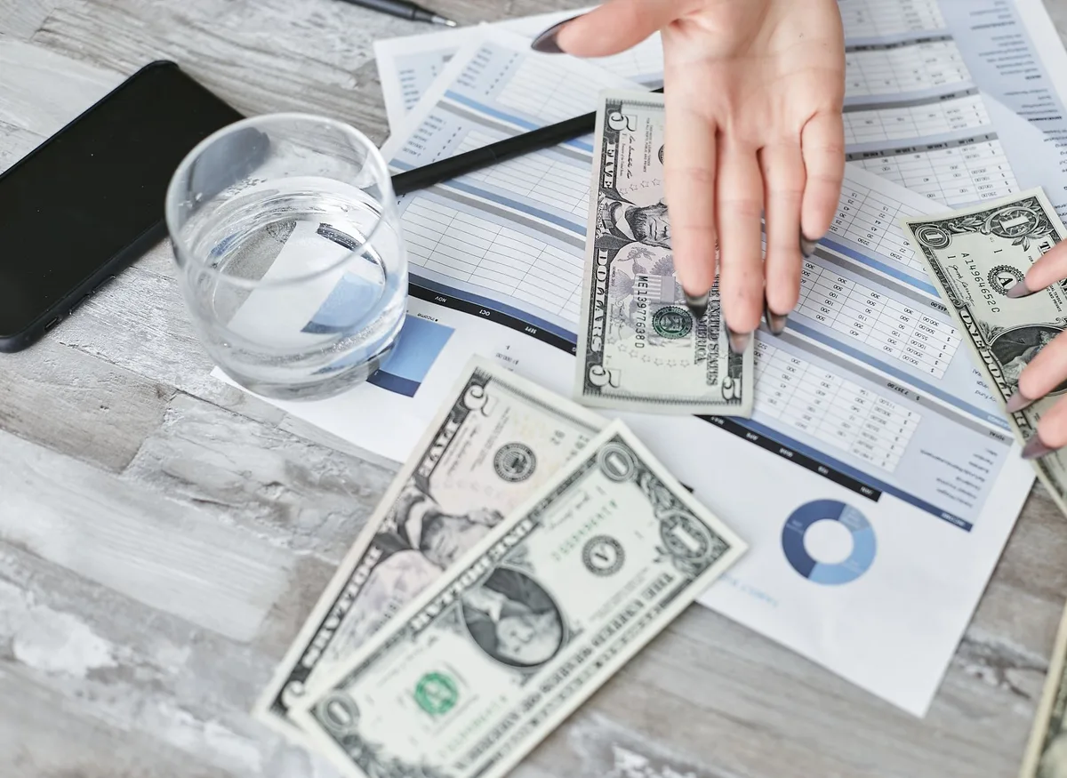 Tableau de bord financier et calculatrice posés sur un bureau d'entreprise