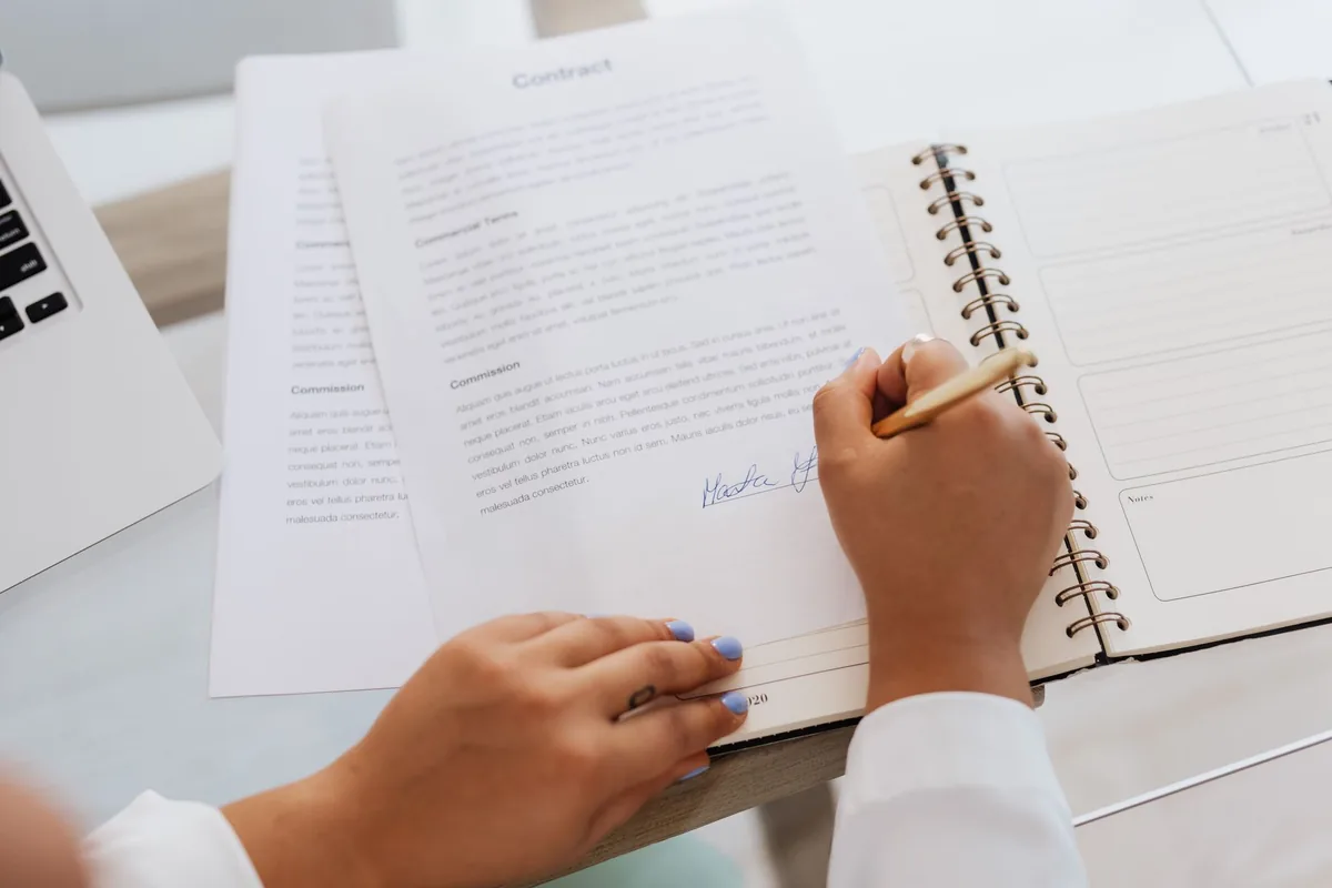 Signature d'un document contractuel entre deux professionnels