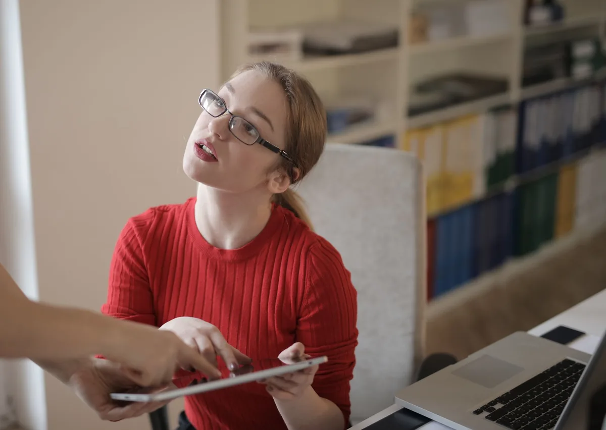 Réunion entre un dirigeant d'entreprise et son expert-comptable dans un bureau