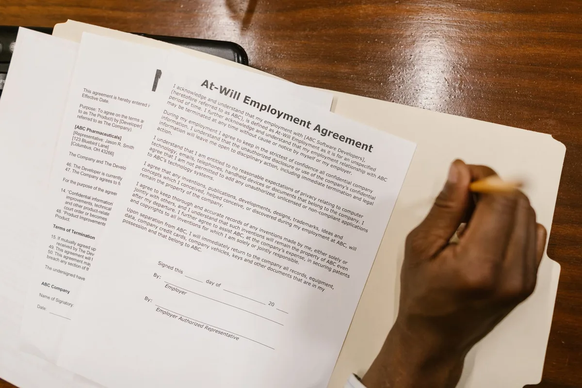 Signature d'un contrat de travail dans un bureau