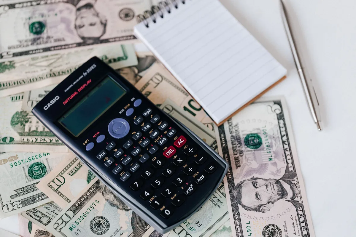 Directeur financier calculant le coût d'acquisition client et le ROI marketing sur tableur