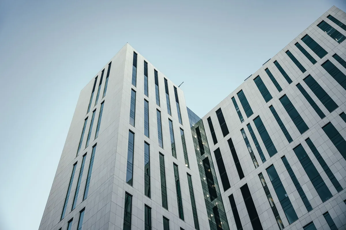 Immeubles de bureaux modernes symbolisant une structure holding d'entreprise