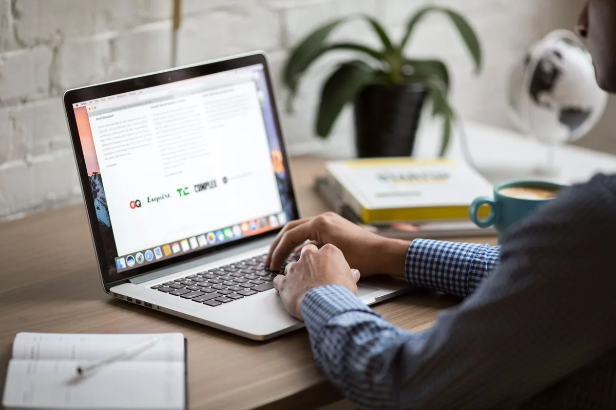 Dirigeante de PME rédigeant une campagne email sur son ordinateur portable