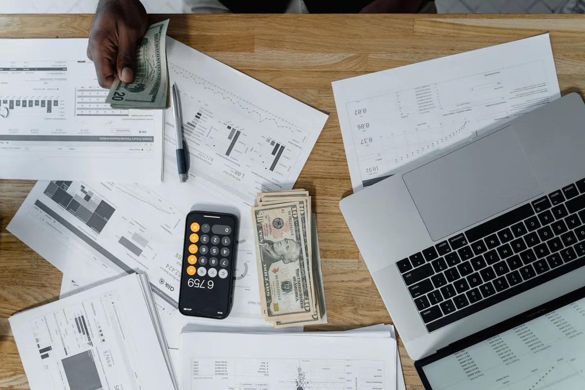 Document de fiche de paie posé sur un bureau avec une calculatrice et un ordinateur