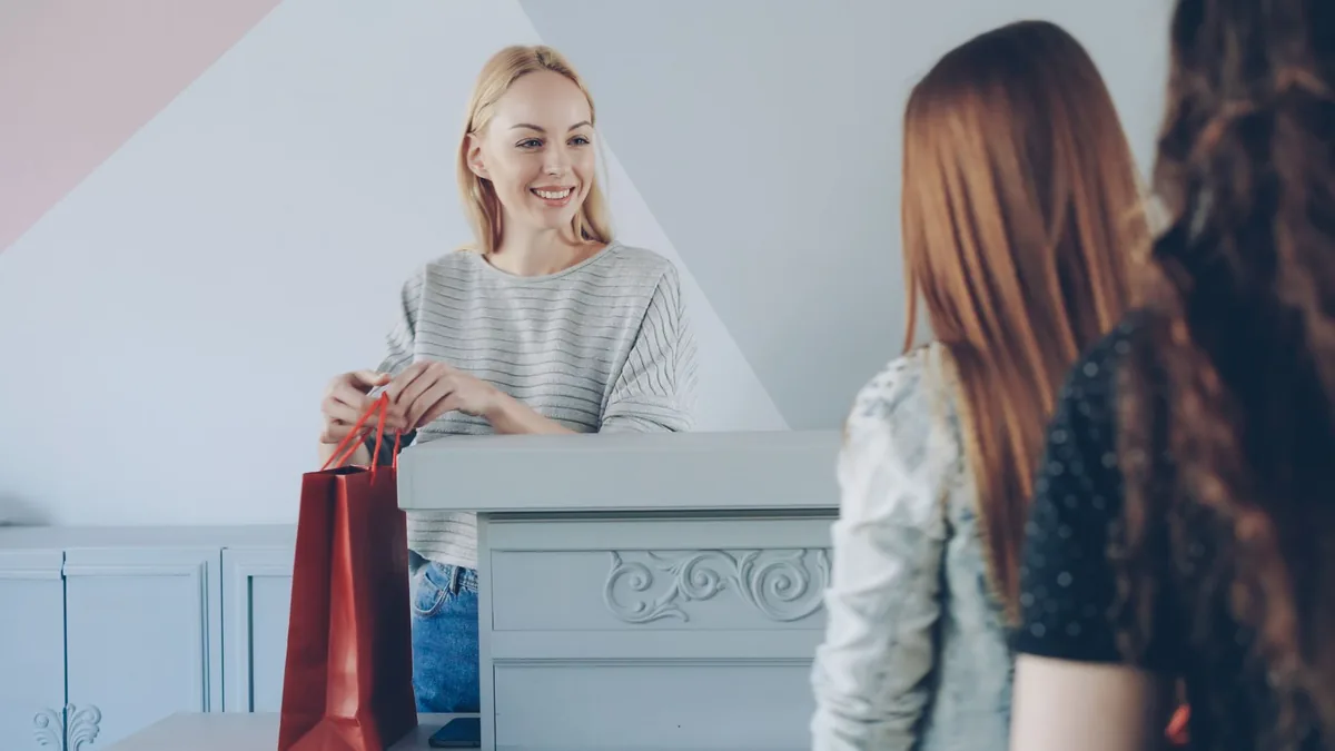 Entrepreneur fidélisant ses clients avec un service personnalisé et attentionné