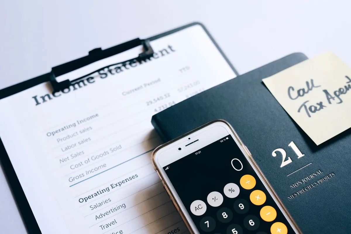Documents de d?claration fiscale d'une soci?t? avec calculatrice et stylo