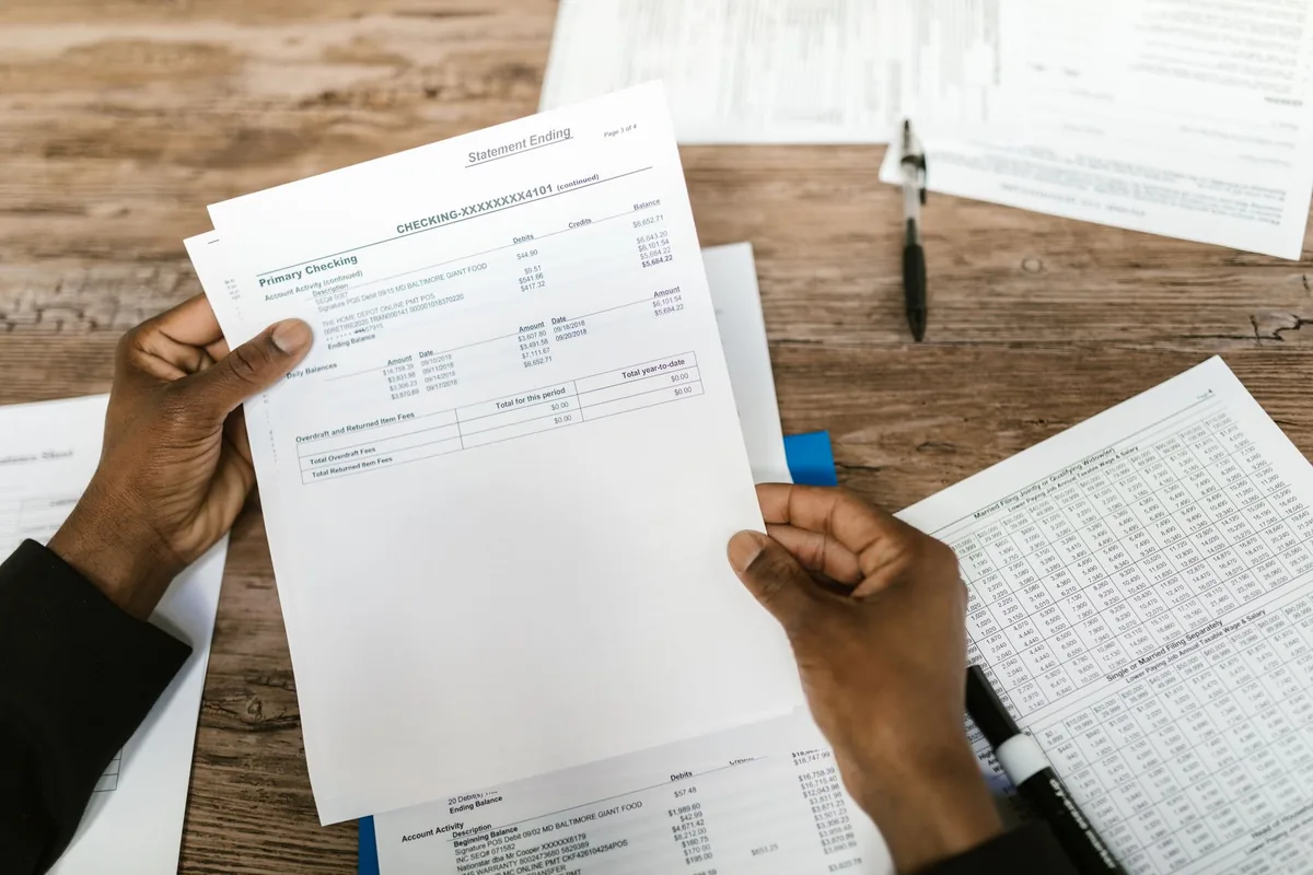 Dirigeant analysant des documents financiers avec un tableau de chiffres