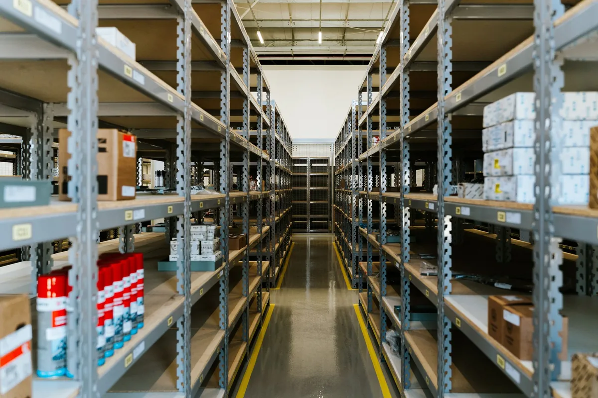 Entrepôt avec rayonnages de stock organisés et gestion logistique