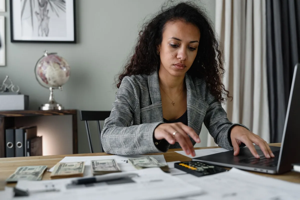 Responsable RH travaillant sur la paie des employés devant un ordinateur