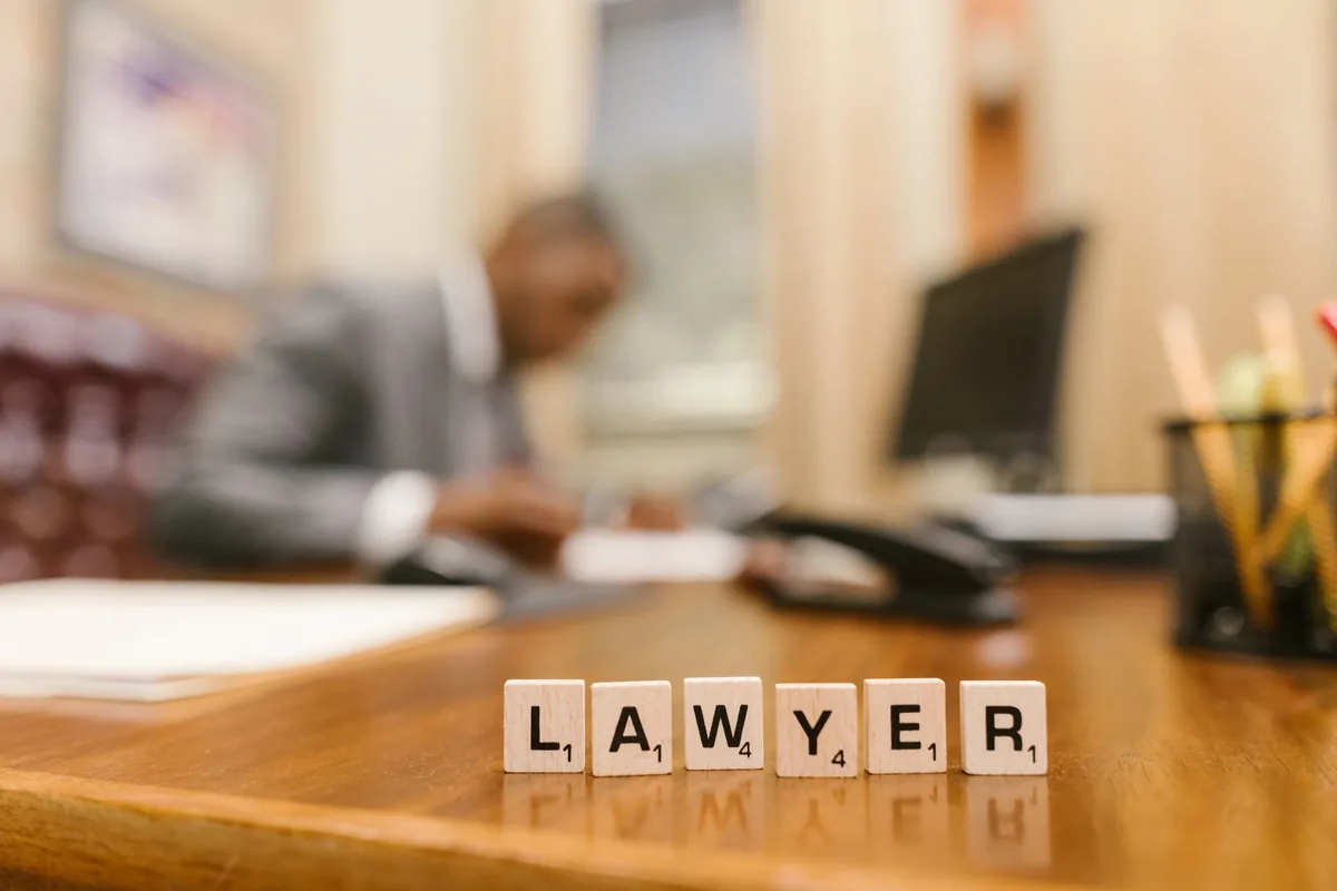 Lettre recommandée et documents juridiques sur un bureau de professionnel