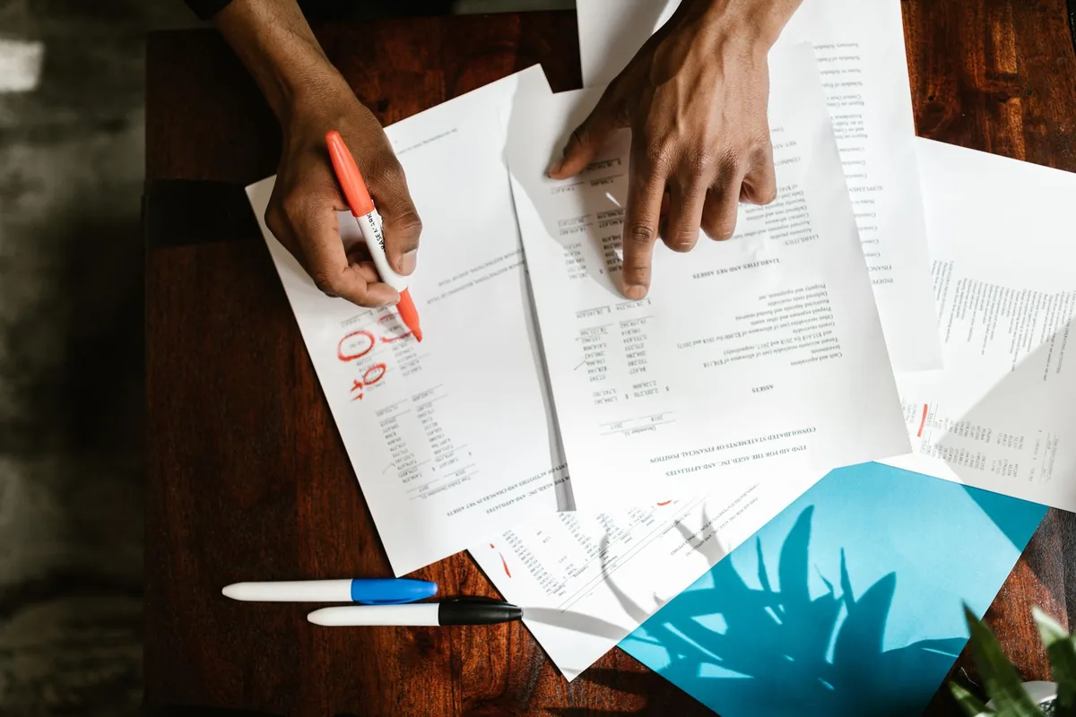 Bulletin de paie et documents comptables posés sur une table de bureau