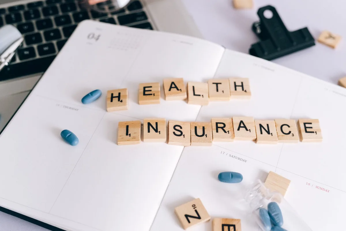 Documents de complémentaire santé et carte de mutuelle sur un bureau professionnel