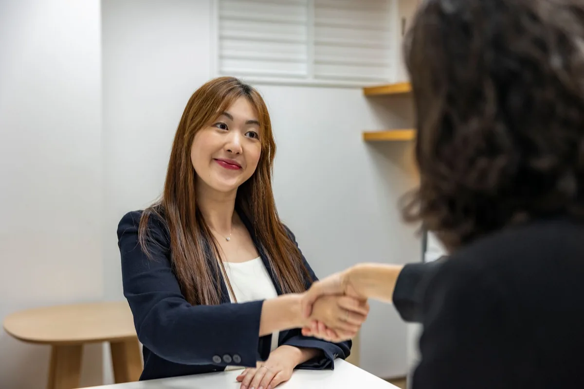 Employeur en entretien d'embauche avec un candidat dans les locaux de l'entreprise