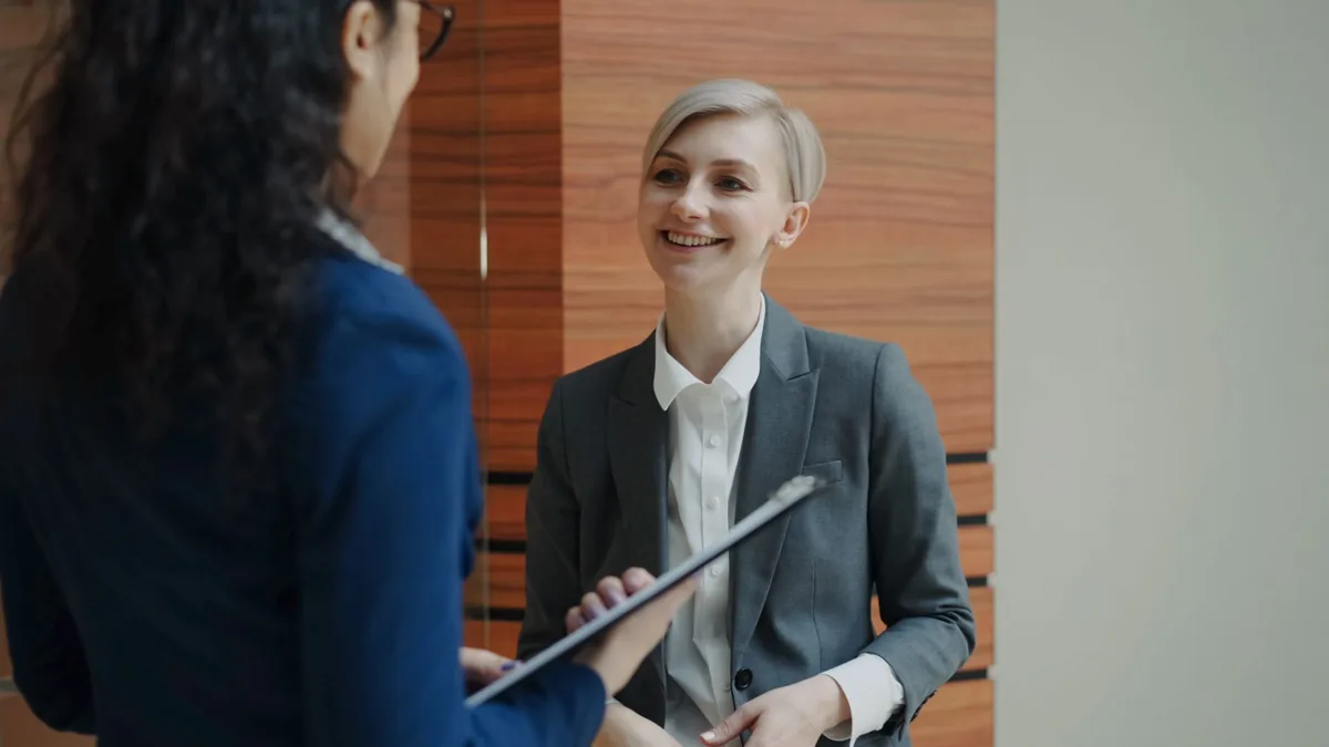 Employeur et salarié en entretien dans un bureau, discussion de fin de contrat