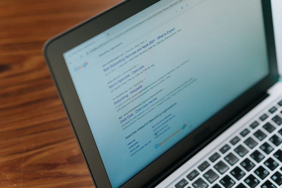 Dirigeant de PME analysant les statistiques de trafic web sur son ordinateur portable